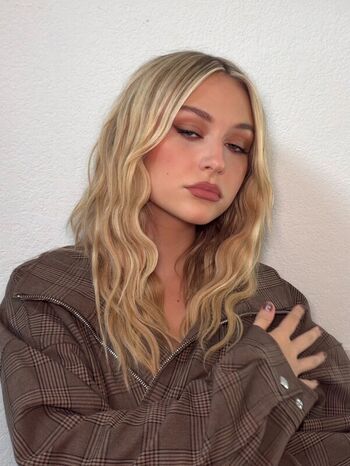 Alyvia alyn lind leaked private photo uncensored HD quality