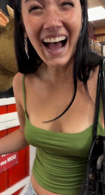Charli d amelio  page leaked private photo uncensored HD quality
