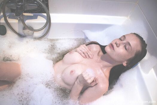 Emily bloom  page leaked private photo uncensored HD quality