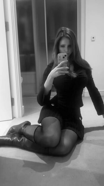 Emily deyt aysage  page leaked private photo uncensored HD quality