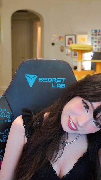 Emiru  page leaked private photo uncensored HD quality