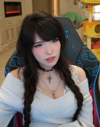 Emiru  page leaked private photo uncensored HD quality