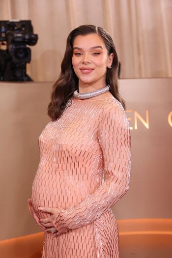 Hailee steinfeld  page leaked private photo uncensored HD quality