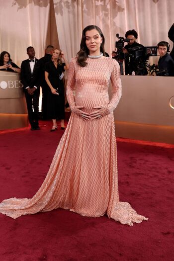 Hailee steinfeld  page leaked private photo uncensored HD quality