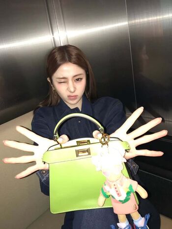 Huh yunjin  page leaked private photo uncensored HD quality