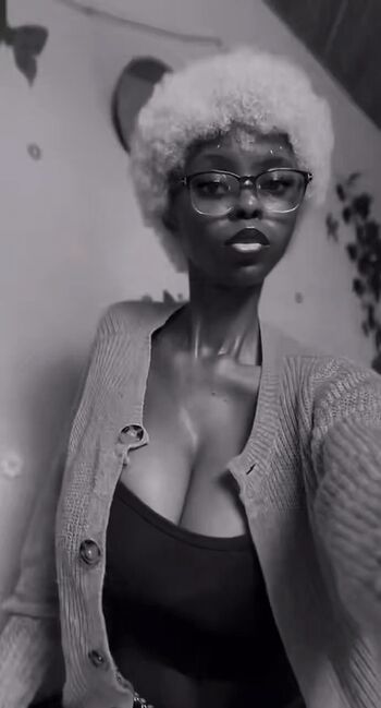 Kikiolaola leaked private photo uncensored HD quality