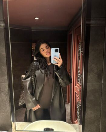 Kylie jenner mirror selfie leaked private photo uncensored HD quality