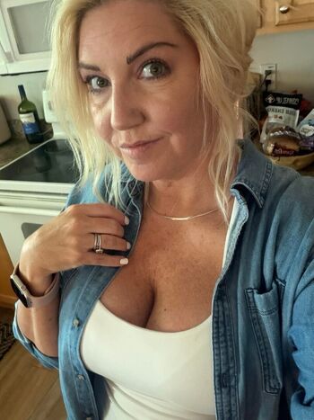 Mature women page leaked private photo uncensored HD quality