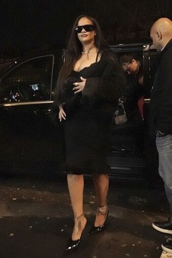 Rihanna  page leaked private photo uncensored HD quality