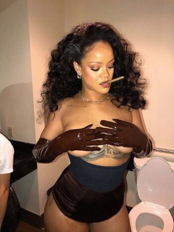 Rihanna  page leaked private photo uncensored HD quality