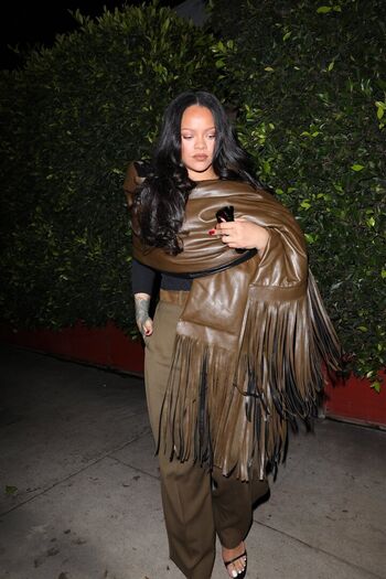 Rihanna  page leaked private photo uncensored HD quality