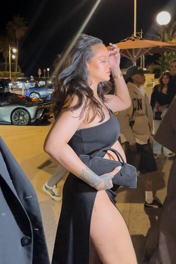 Rihanna  page leaked private photo uncensored HD quality