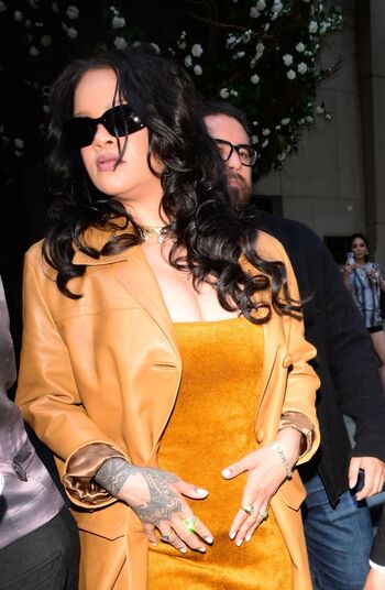 Rihanna  page leaked private photo uncensored HD quality