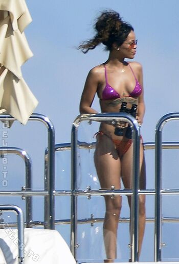 Rihanna  page leaked private photo uncensored HD quality