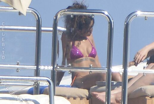 Rihanna  page leaked private photo uncensored HD quality