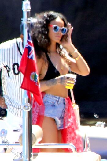 Rihanna  page leaked private photo uncensored HD quality