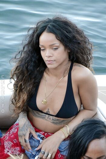 Rihanna  page leaked private photo uncensored HD quality