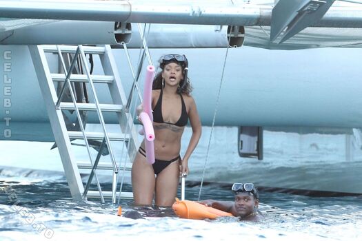Rihanna  page leaked private photo uncensored HD quality