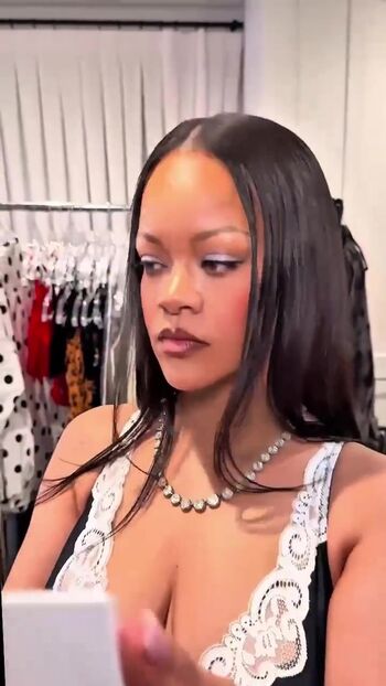 Rihanna  page leaked private photo uncensored HD quality