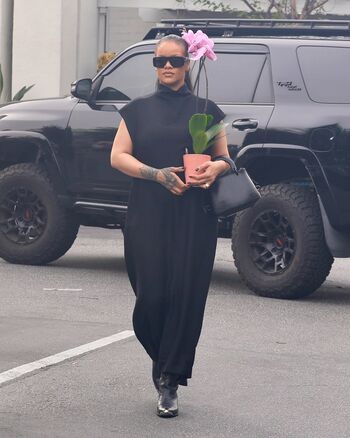 Rihanna  page leaked private photo uncensored HD quality
