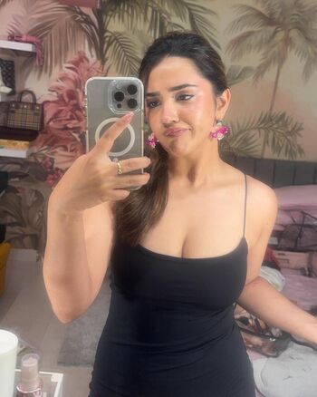 Roshni walia leaked private photo uncensored HD quality