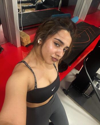 Roshni walia leaked private photo uncensored HD quality