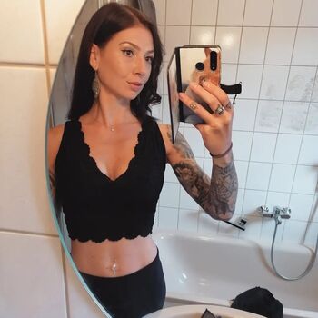 Show your girlfriend leaked private photo uncensored HD quality