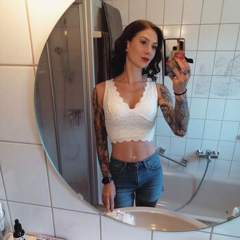 Show your girlfriend leaked private photo uncensored HD quality