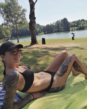 Show your girlfriend leaked private photo uncensored HD quality
