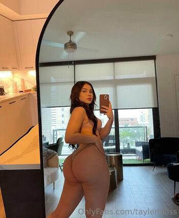 Tayler hills leaked private photo uncensored HD quality