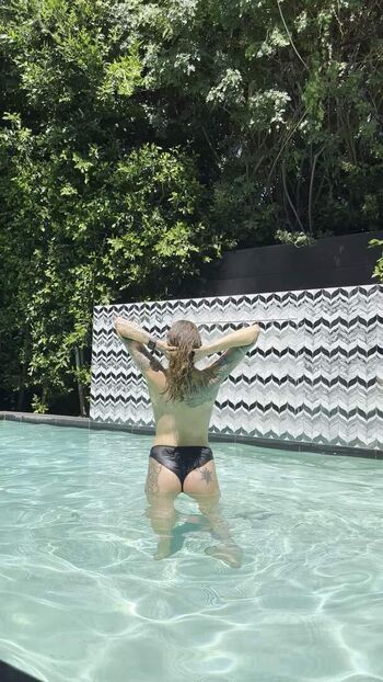 Theoilersgirlkait leaked private photo uncensored HD quality
