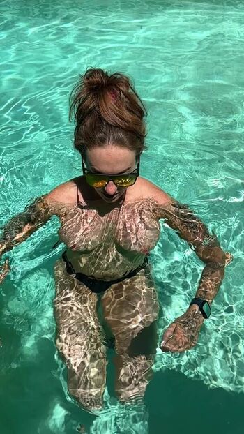 Theoilersgirlkait leaked private photo uncensored HD quality